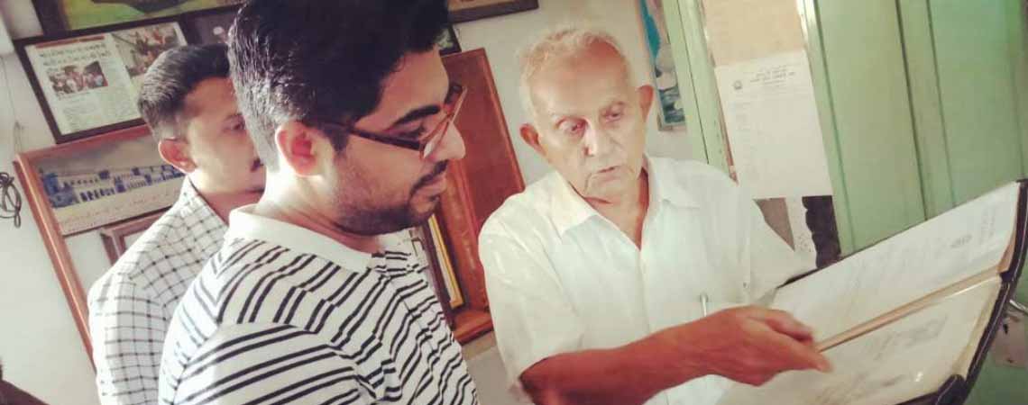 Atulsia Team with Shivji Buda Fotindi – the Boat Model Maker at Mandvi, Kutch.